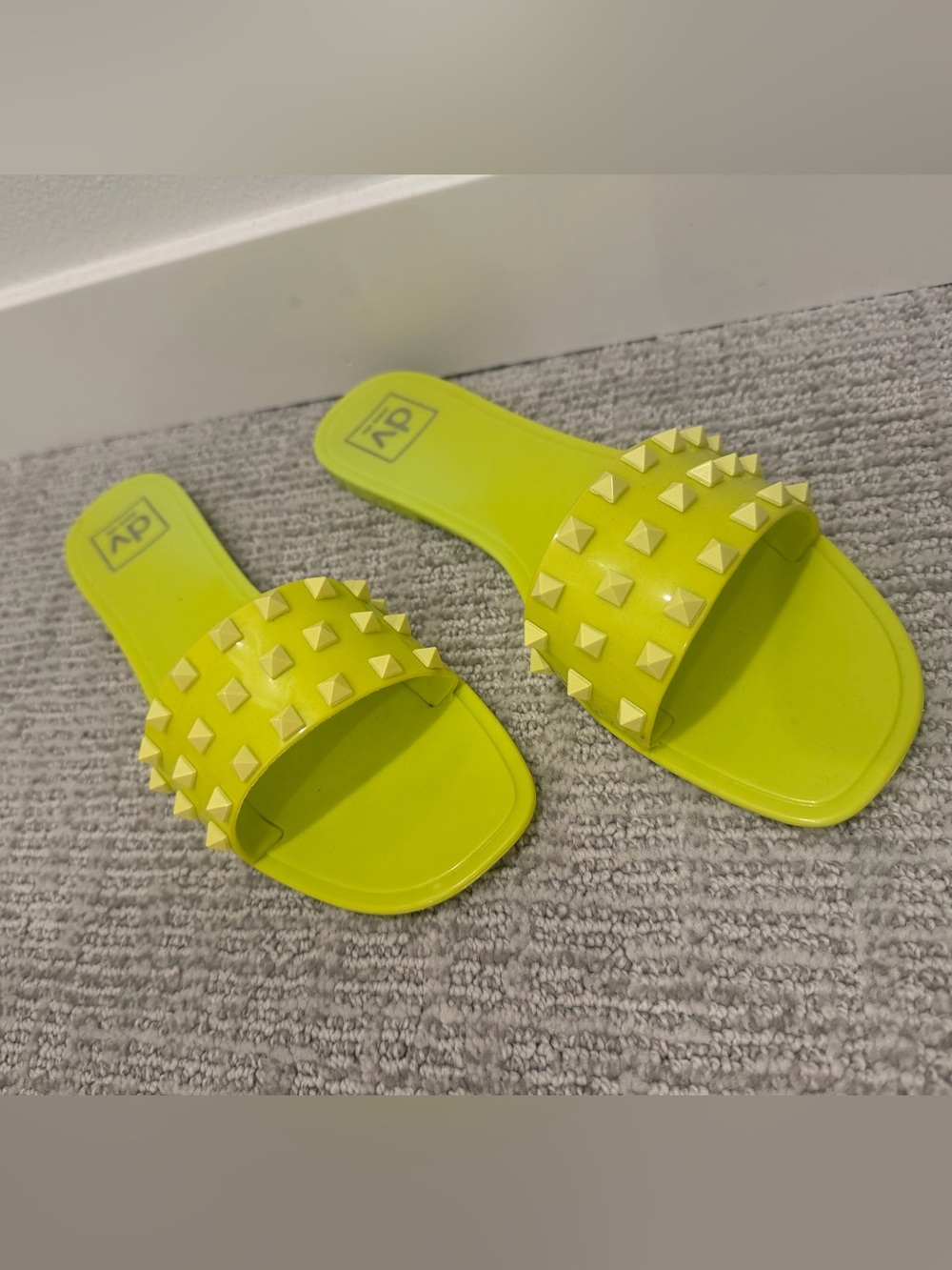 DV jelly sandals